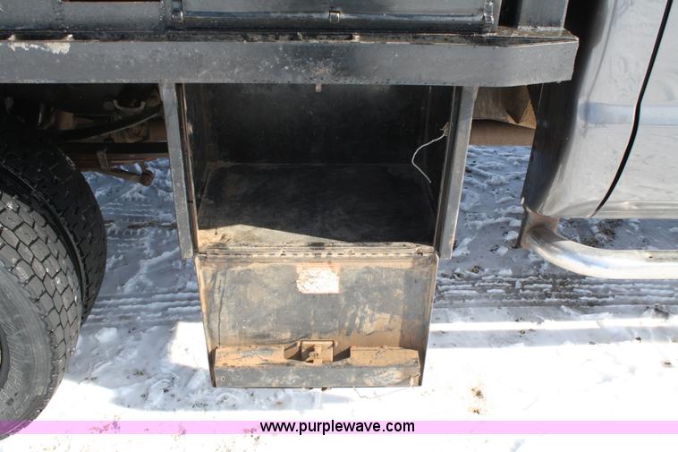 image for item 4828 2004 Ford F450 XLT Super Duty crew cab pickup truck