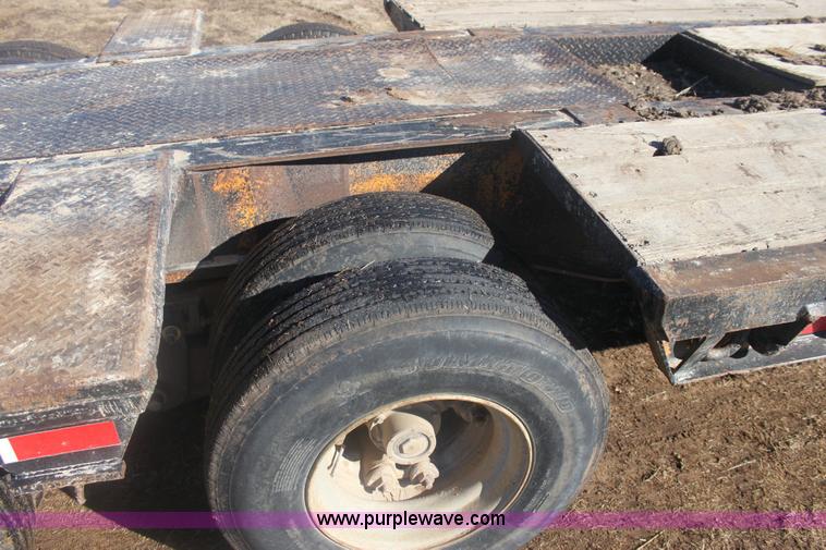 image for item 6493 1976 Hyster 42' triple axle trailer