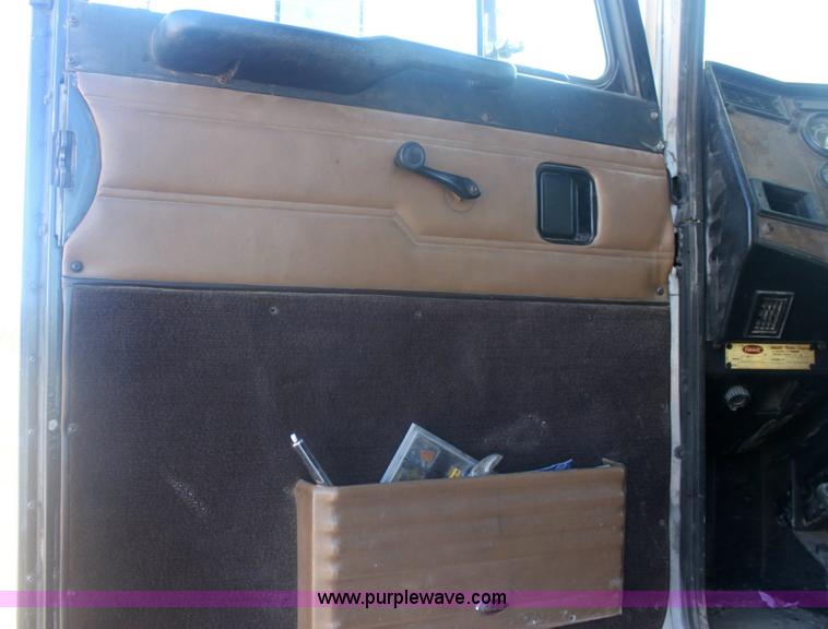 image for item 6494 1996 Peterbilt 385 semi truck