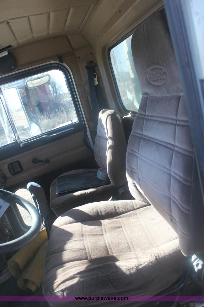 image for item 6494 1996 Peterbilt 385 semi truck