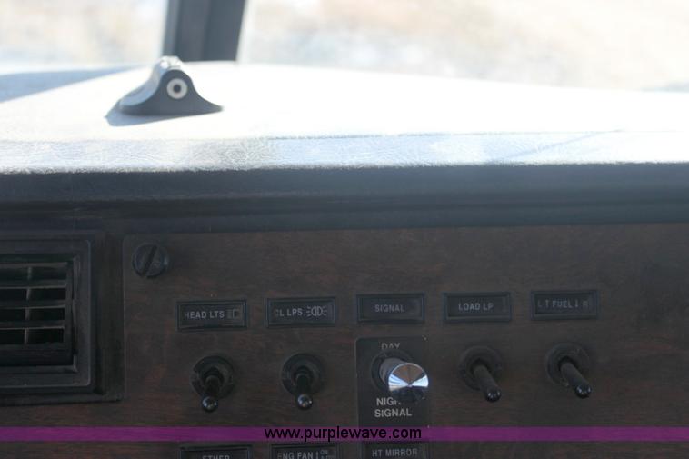 image for item 6494 1996 Peterbilt 385 semi truck