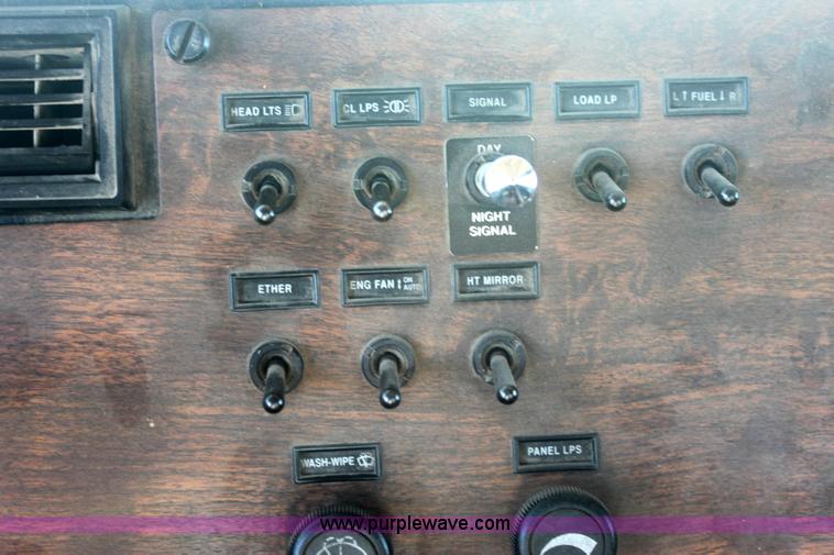 image for item 6494 1996 Peterbilt 385 semi truck