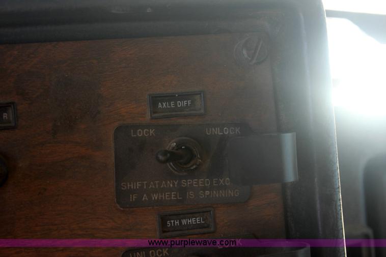 image for item 6494 1996 Peterbilt 385 semi truck