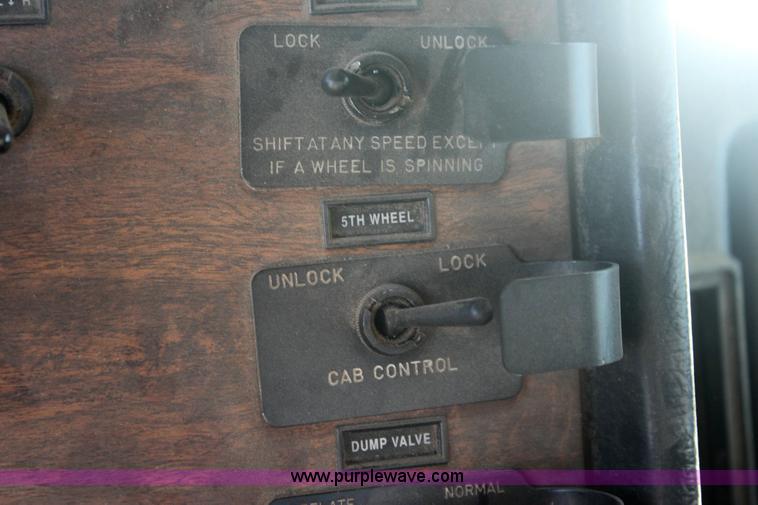 image for item 6494 1996 Peterbilt 385 semi truck