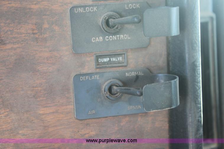 image for item 6494 1996 Peterbilt 385 semi truck