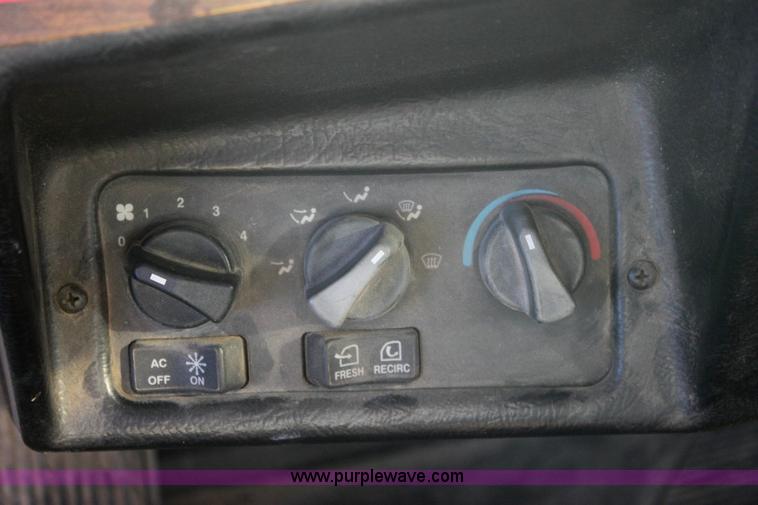 image for item 6494 1996 Peterbilt 385 semi truck