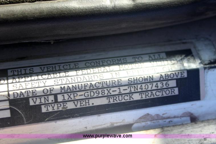 image for item 6494 1996 Peterbilt 385 semi truck