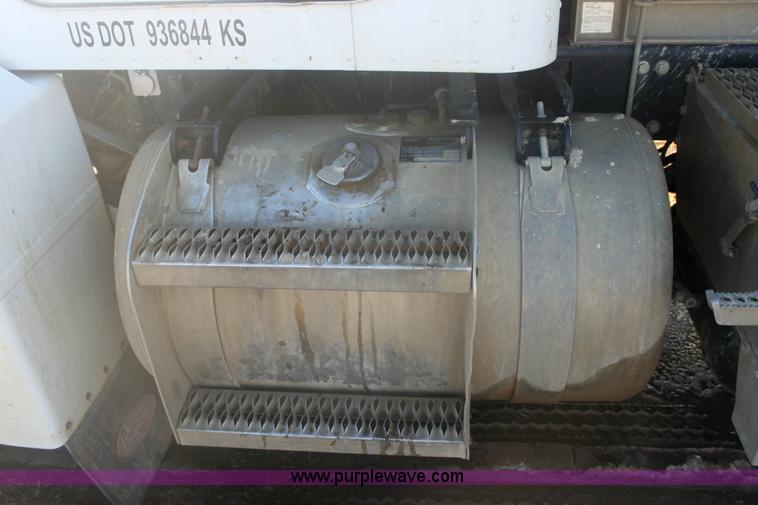 image for item 6494 1996 Peterbilt 385 semi truck