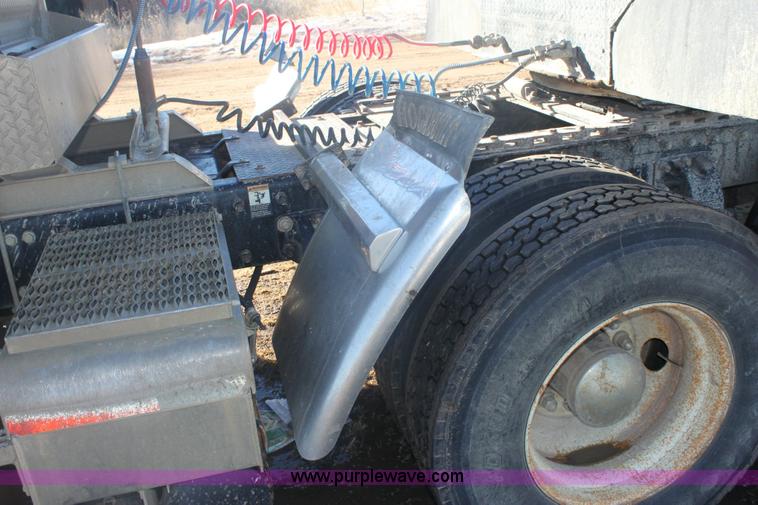 image for item 6494 1996 Peterbilt 385 semi truck