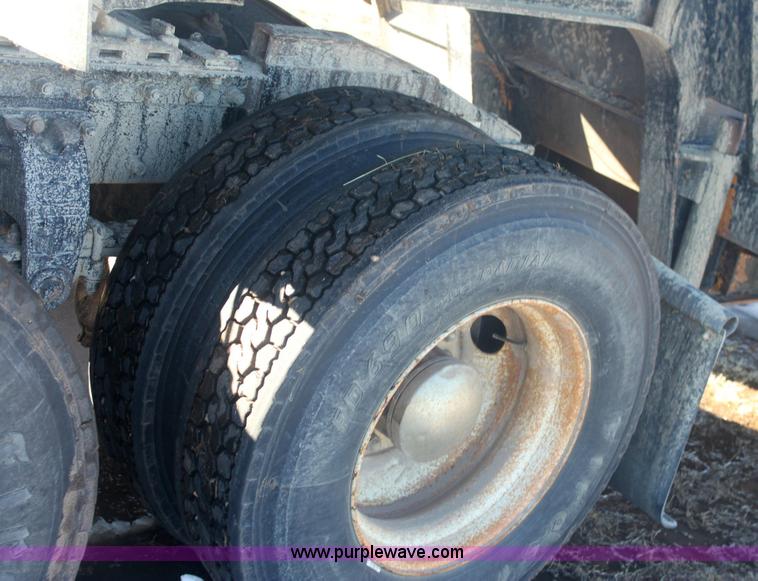 image for item 6494 1996 Peterbilt 385 semi truck