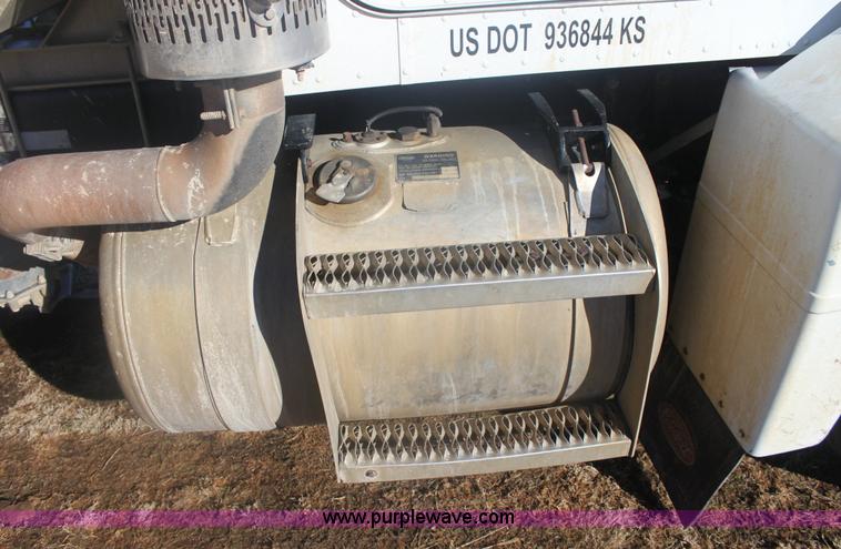 image for item 6494 1996 Peterbilt 385 semi truck