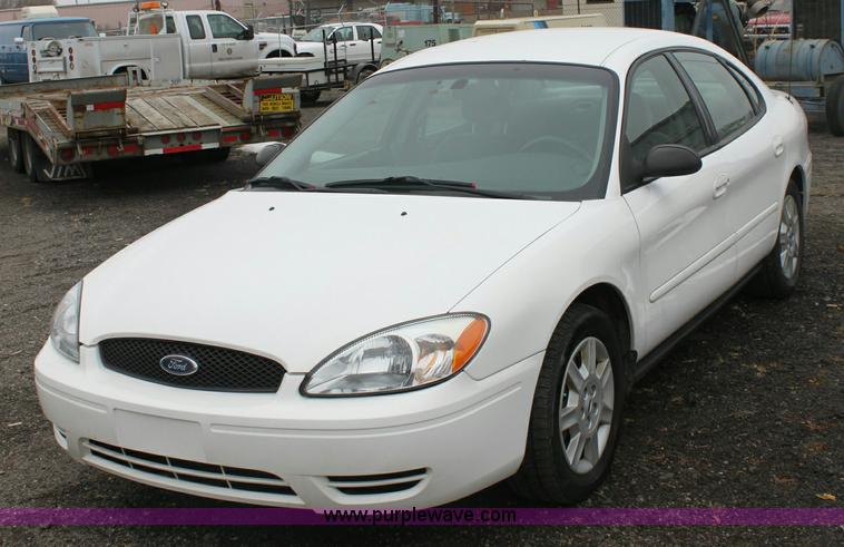 image for item 3068 2006 Ford Taurus SE
