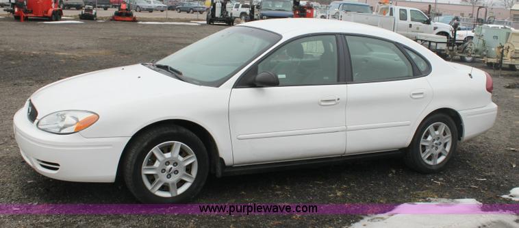 image for item 3068 2006 Ford Taurus SE