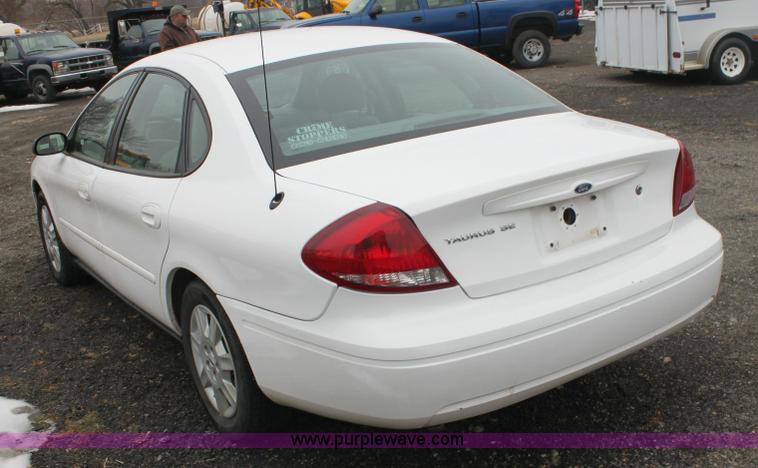 image for item 3068 2006 Ford Taurus SE