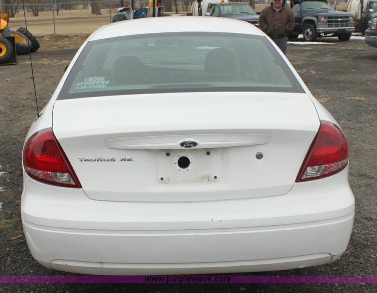 image for item 3068 2006 Ford Taurus SE