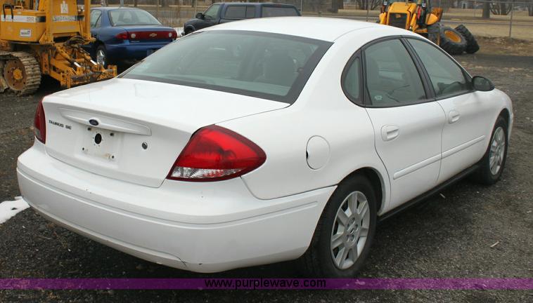 image for item 3068 2006 Ford Taurus SE