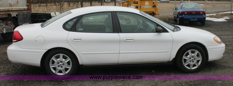 image for item 3068 2006 Ford Taurus SE