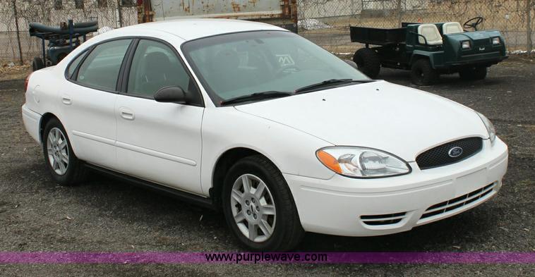image for item 3068 2006 Ford Taurus SE