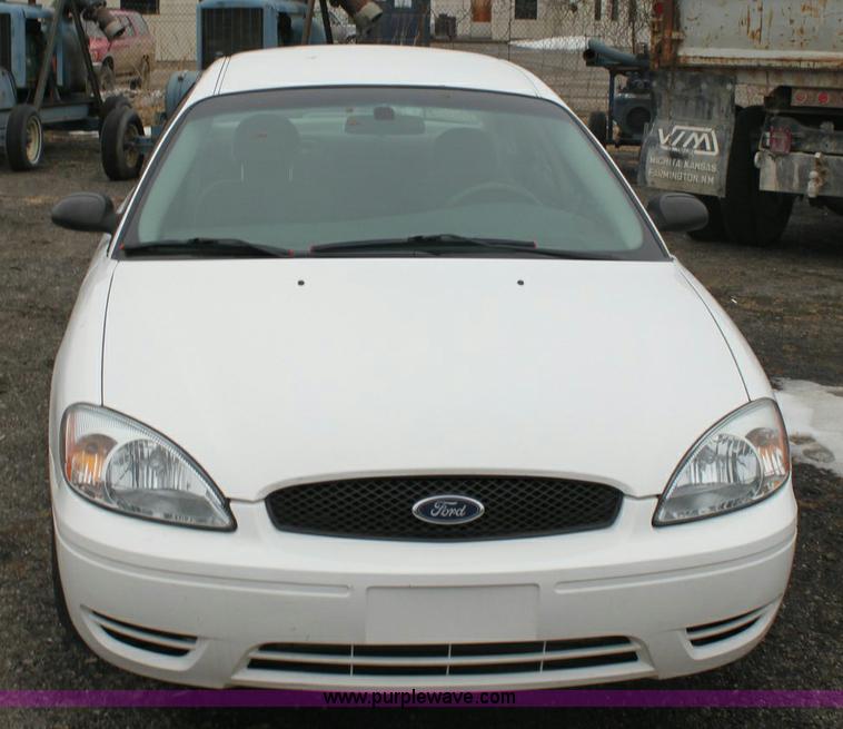 image for item 3068 2006 Ford Taurus SE