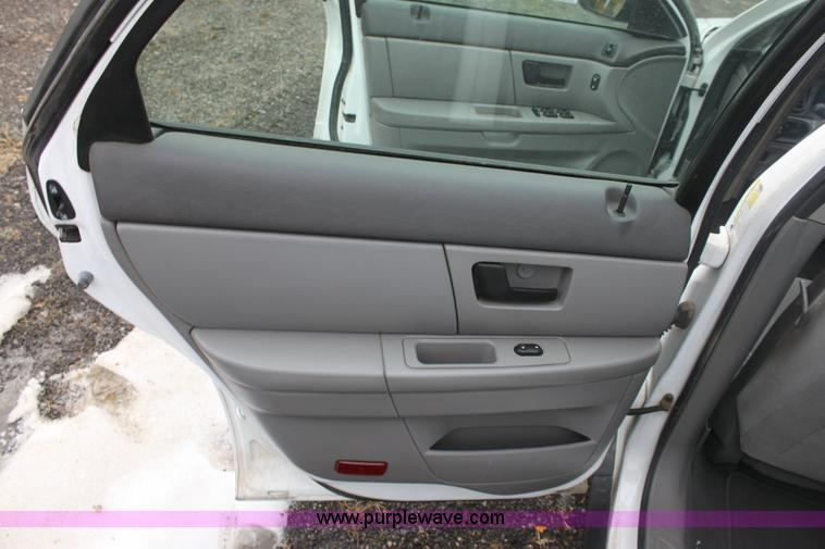 image for item 3068 2006 Ford Taurus SE