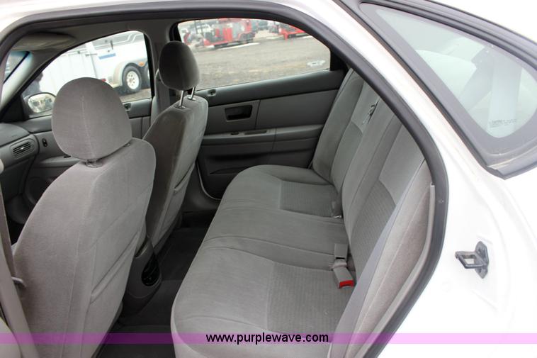 image for item 3068 2006 Ford Taurus SE