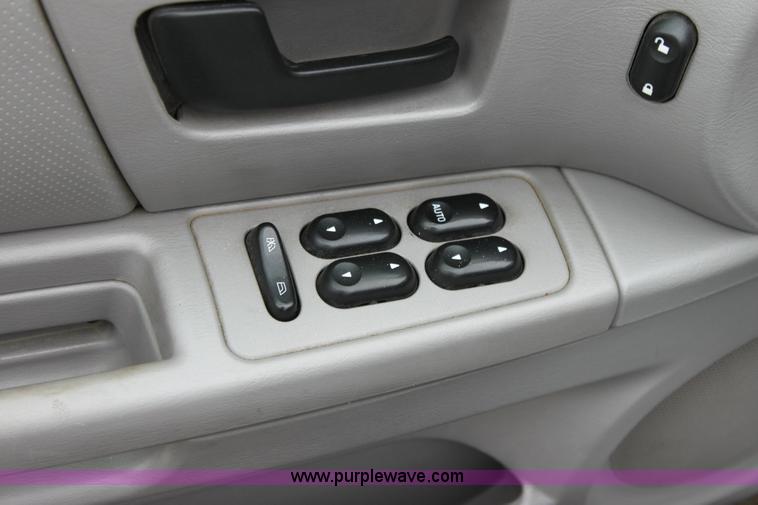 image for item 3068 2006 Ford Taurus SE