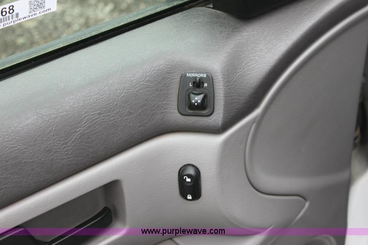 image for item 3068 2006 Ford Taurus SE