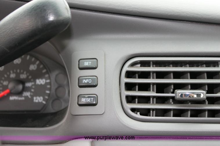 image for item 3068 2006 Ford Taurus SE