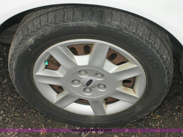 image for item 3068 2006 Ford Taurus SE