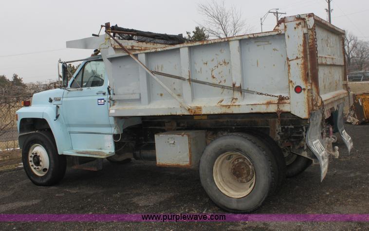 image for item 3092 1992 Ford F700 dump truck