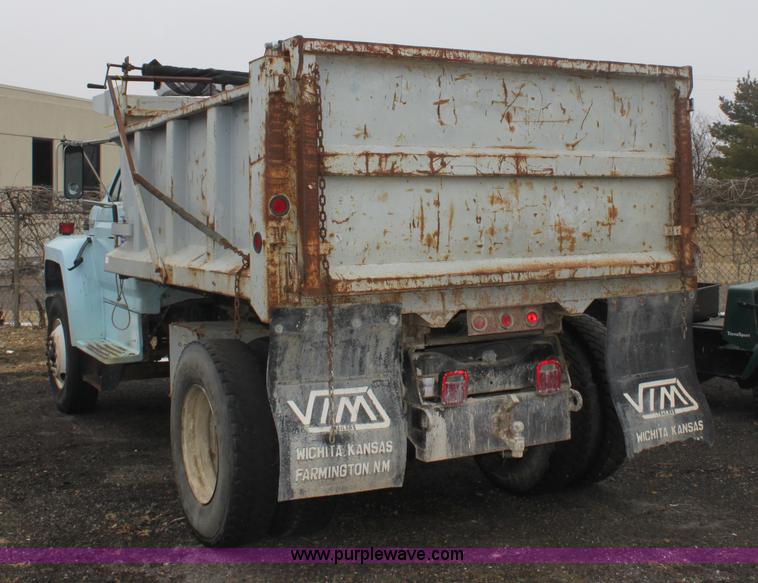 image for item 3092 1992 Ford F700 dump truck