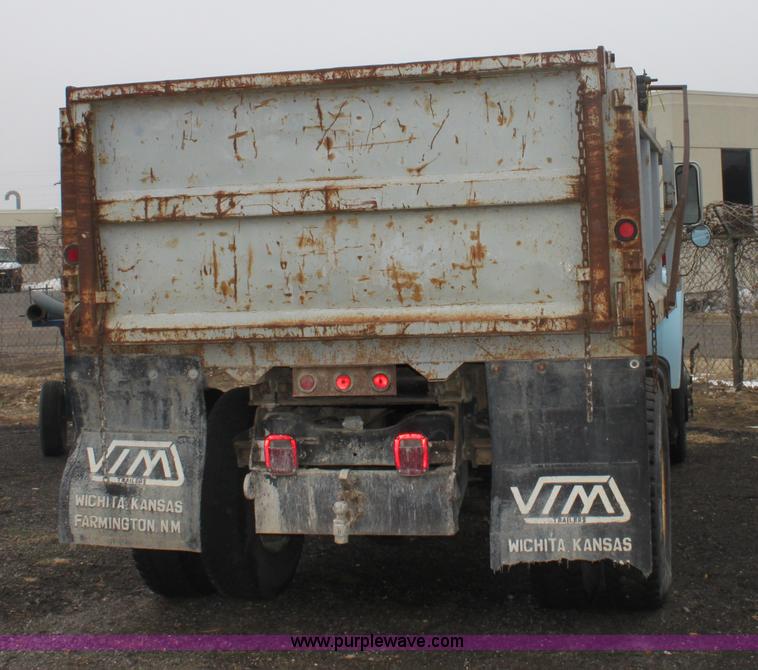 image for item 3092 1992 Ford F700 dump truck