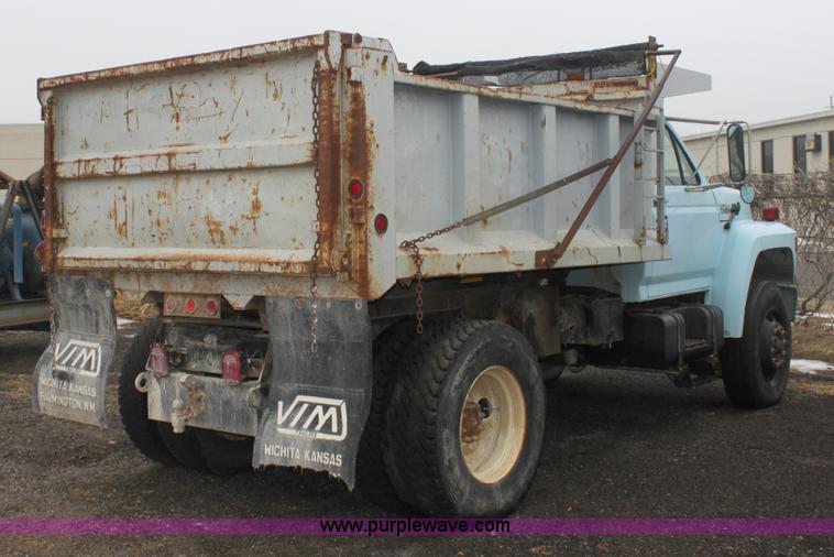 image for item 3092 1992 Ford F700 dump truck