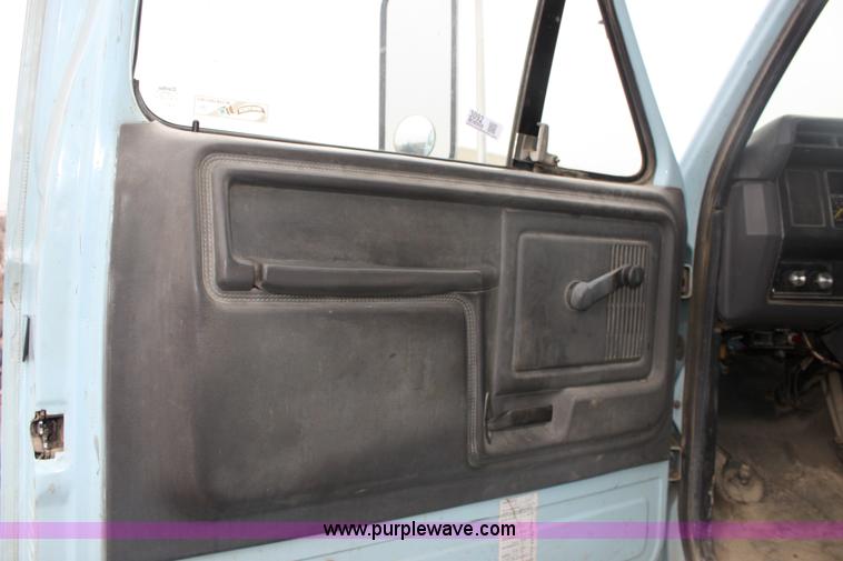 image for item 3092 1992 Ford F700 dump truck