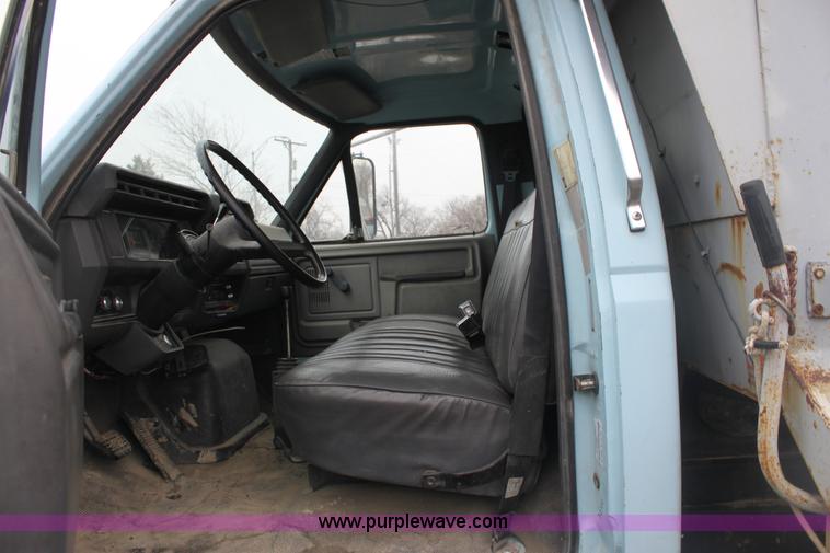 image for item 3092 1992 Ford F700 dump truck