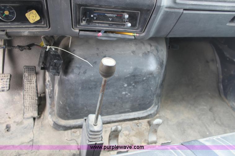 image for item 3092 1992 Ford F700 dump truck