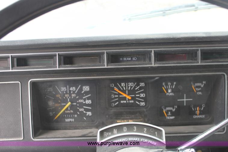 image for item 3092 1992 Ford F700 dump truck