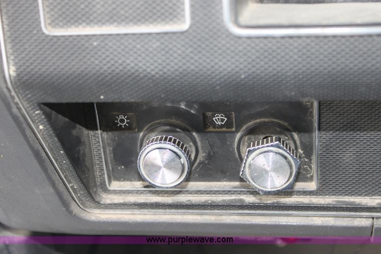 image for item 3092 1992 Ford F700 dump truck