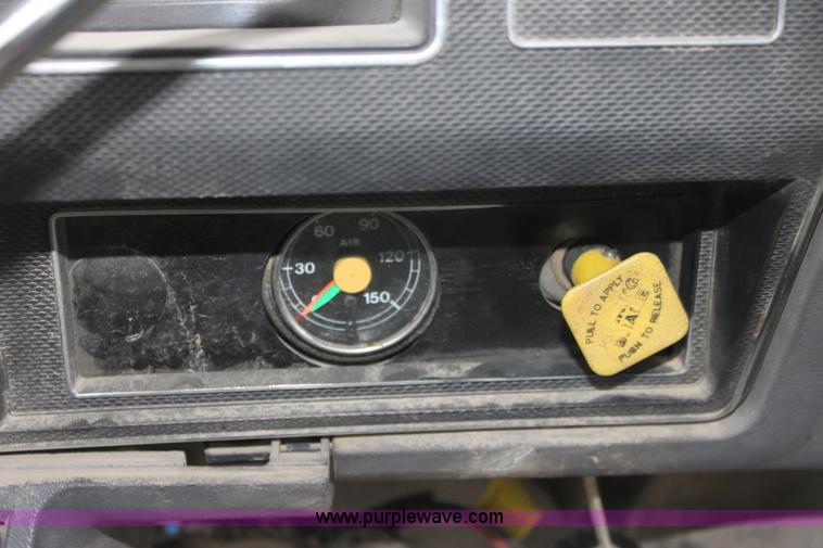 image for item 3092 1992 Ford F700 dump truck