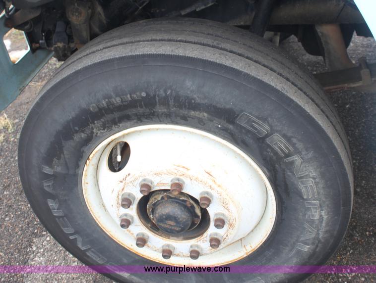 image for item 3092 1992 Ford F700 dump truck