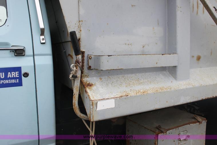 image for item 3092 1992 Ford F700 dump truck