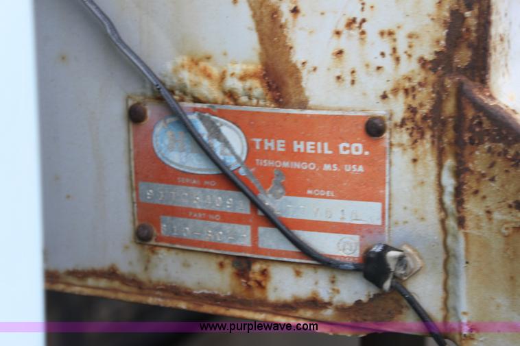 image for item 3092 1992 Ford F700 dump truck