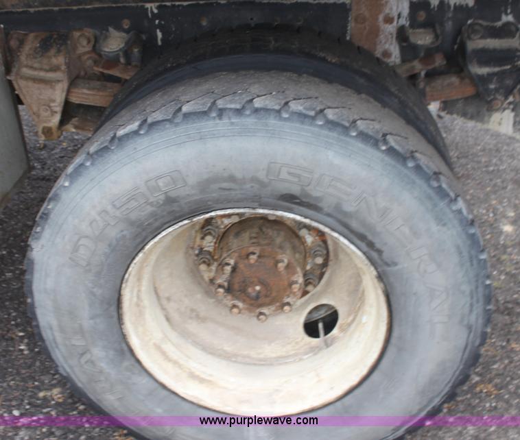 image for item 3092 1992 Ford F700 dump truck