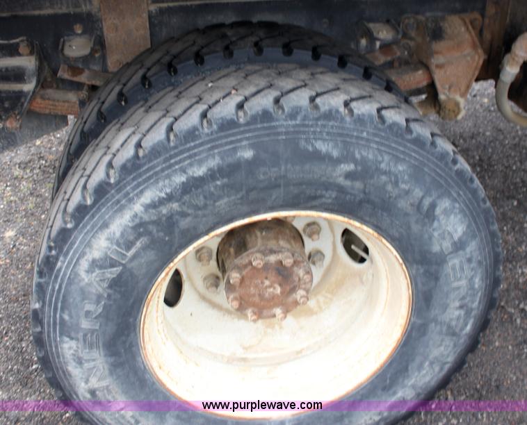 image for item 3092 1992 Ford F700 dump truck