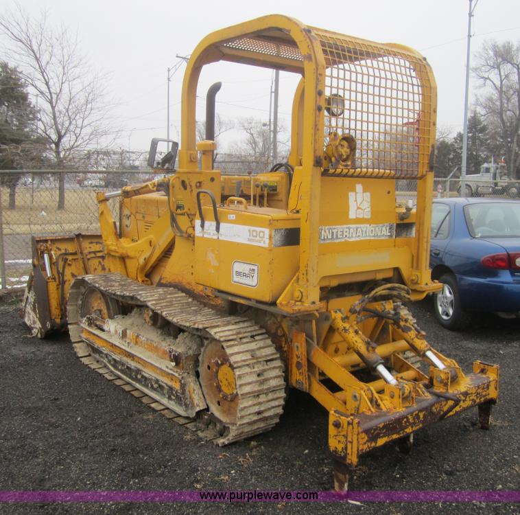 image for item 3094 1977 International 100E track loader
