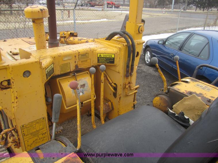 image for item 3094 1977 International 100E track loader