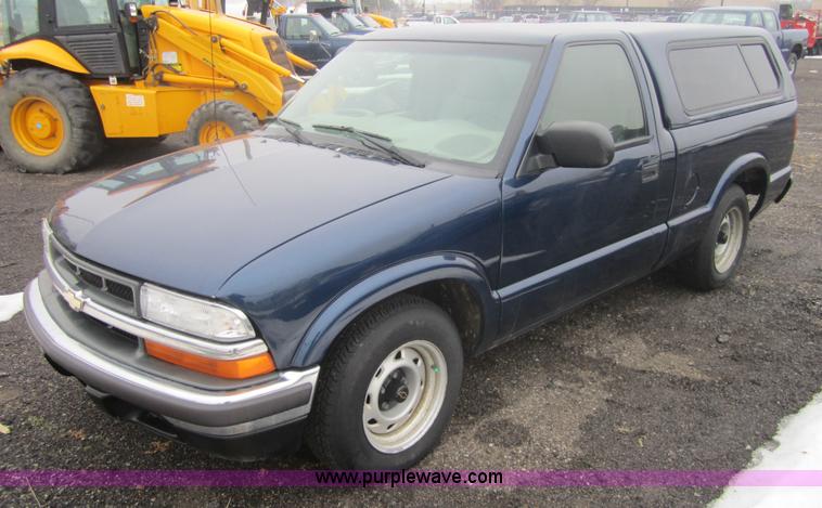 image for item 3096 2002 Chevrolet S-10 pickup truck