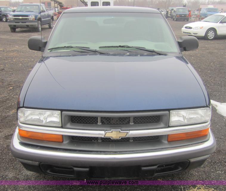 image for item 3096 2002 Chevrolet S-10 pickup truck