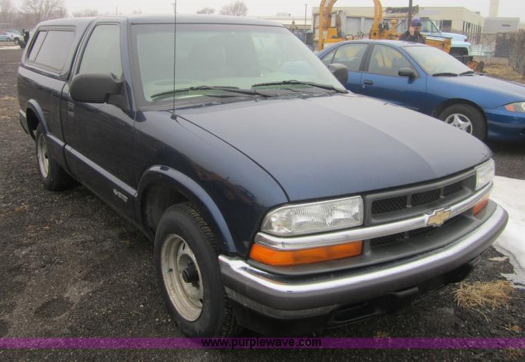 image for item 3096 2002 Chevrolet S-10 pickup truck