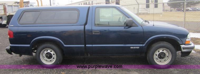 image for item 3096 2002 Chevrolet S-10 pickup truck